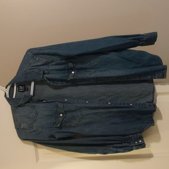 🖤SOLD🖤GAP Chambray button-up - Picture 1 of 5